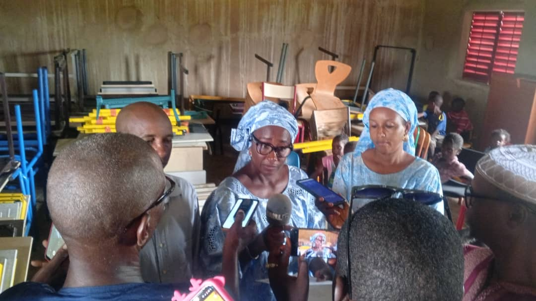 Livraison de matériel scolaire aux enfants de Sare Madia